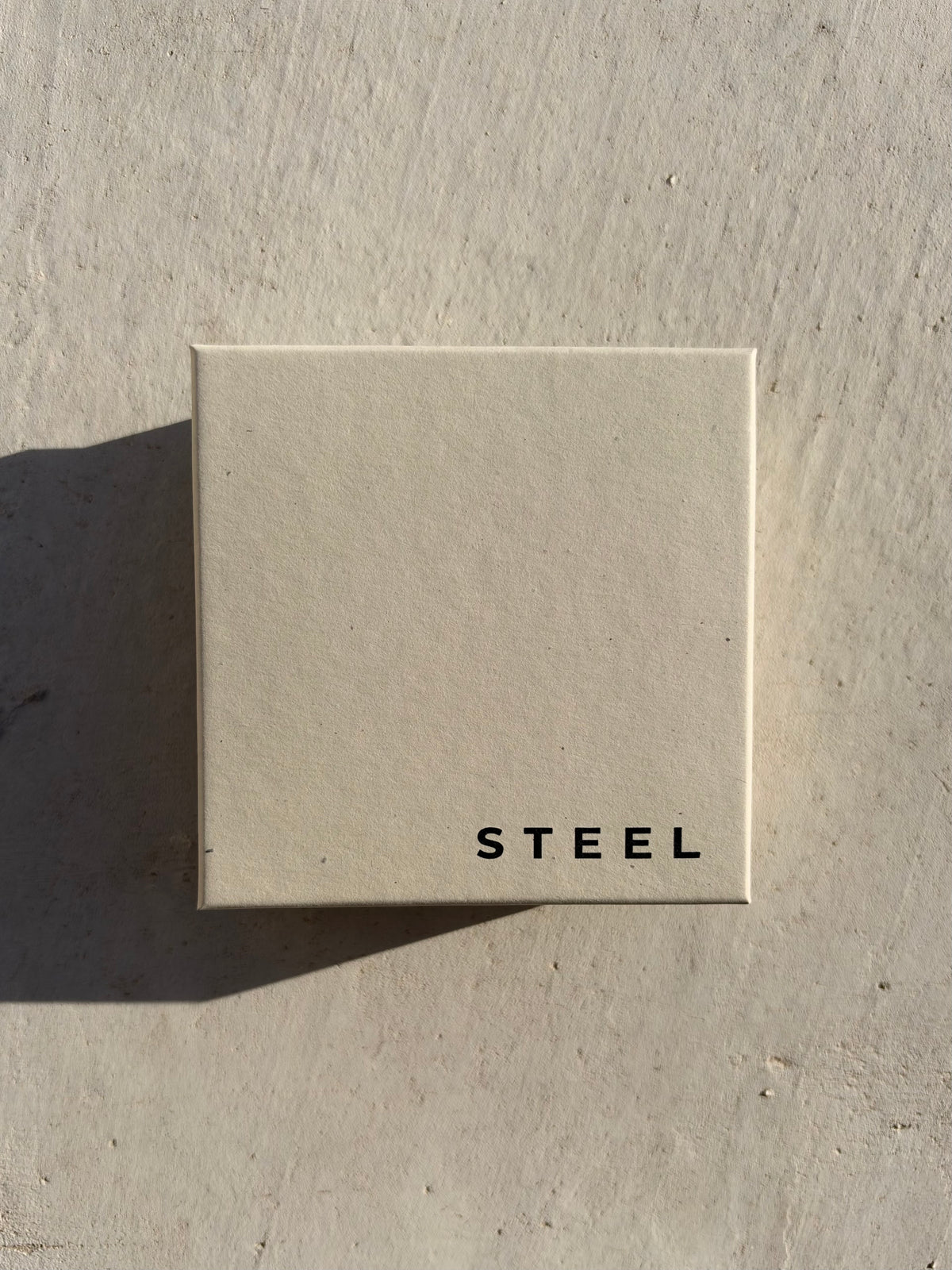 Écrin STEEL fermé, coffret cadeau du jonc ELIO